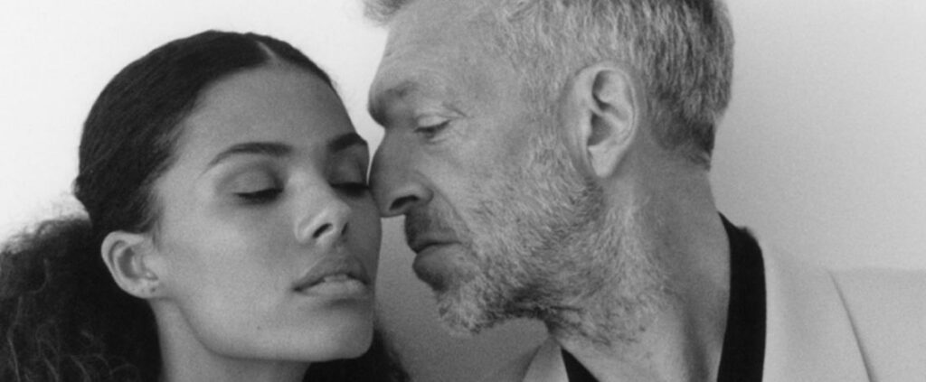 Vincent Cassel e la moglie Tina Kunakey posano insieme come modelli