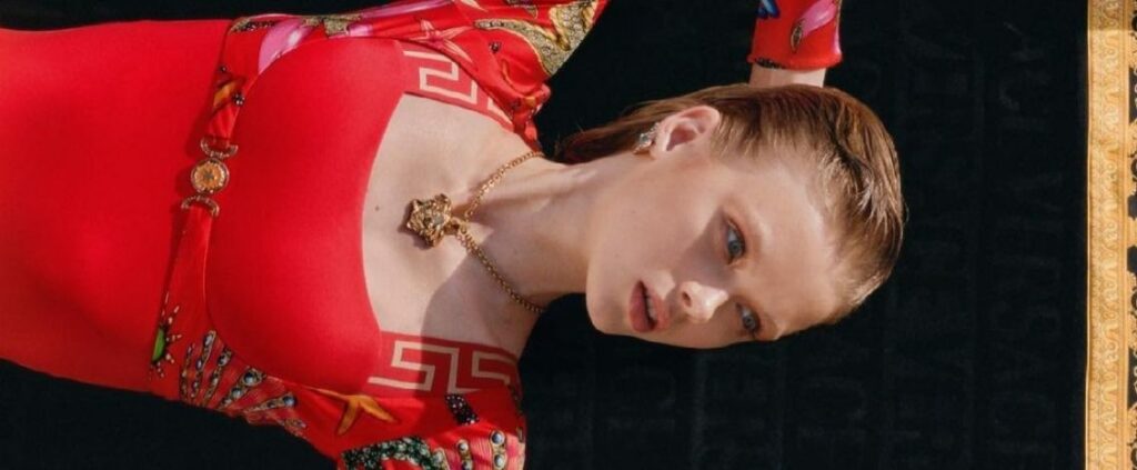 Donatella Versace presenta la beach collection dalla Liguria