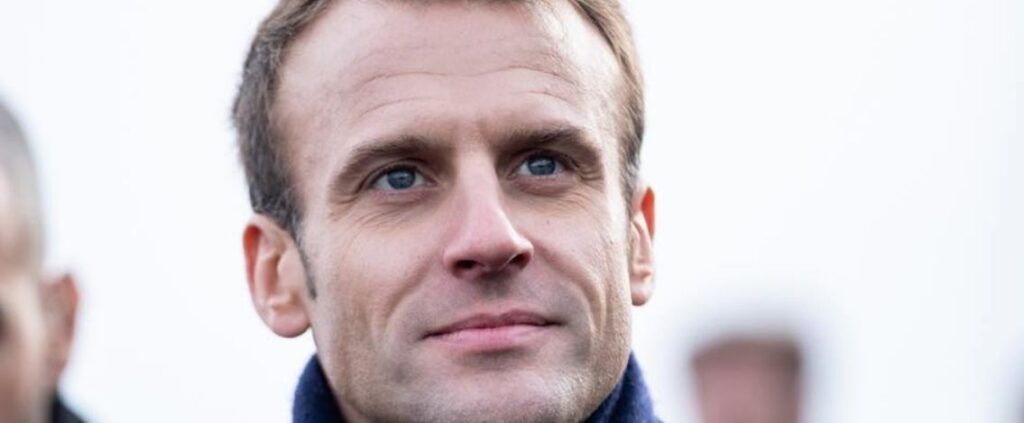 Macron preso a schiaffi da un uomo mentre salutava la folla