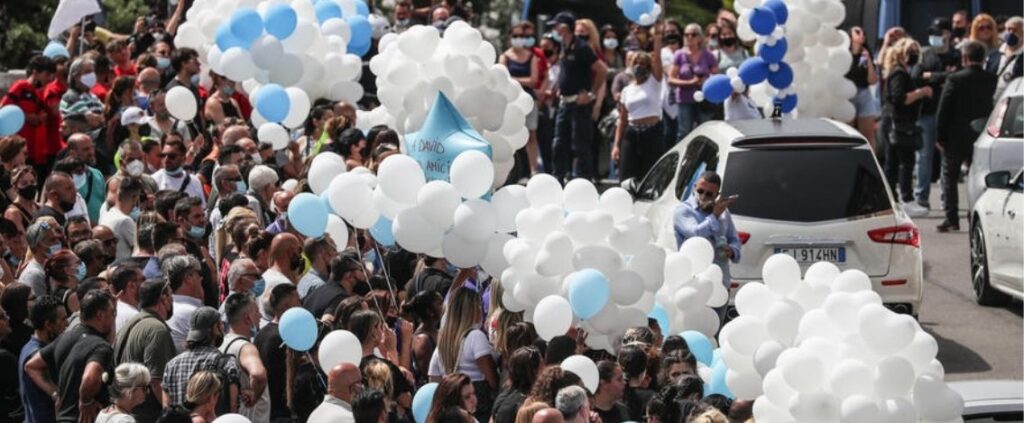 Strage di Ardea palloncini colorati per l'ultimo saluto a David e Daniel