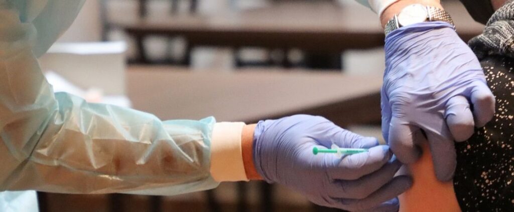 Weekend da record 1,2 milioni di vaccinati. Altre a regioni in bianco