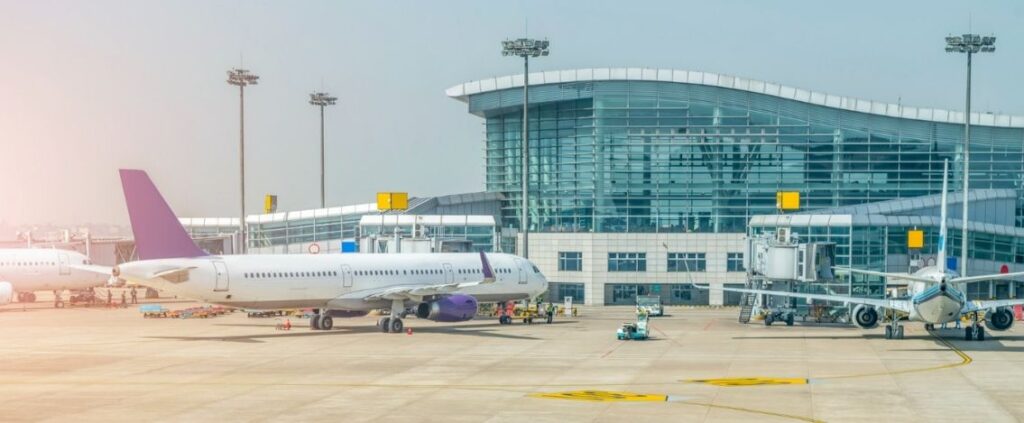 Green pass, lunghe code e tempi raddoppiati per gli spostamenti aerei