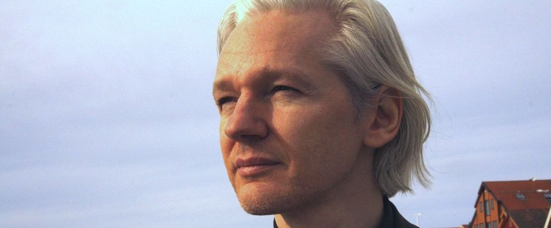 Julian Assange, iniziato il processo di appello. Chi è l'uomo di WikiLeaks