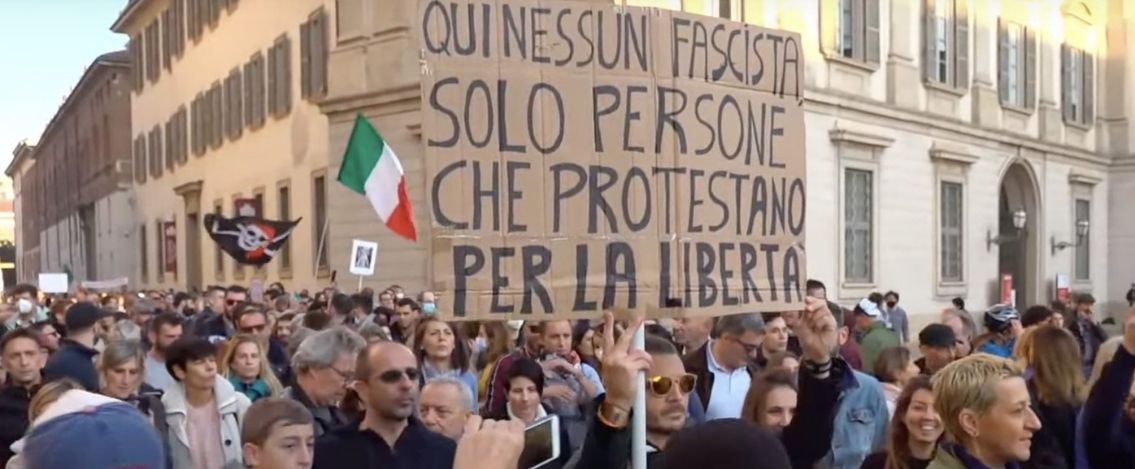 Milano, i no green pass scendono in piazza in 8mila