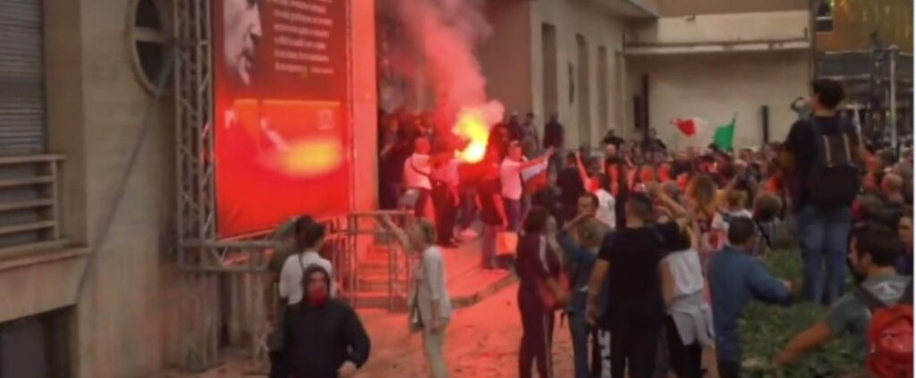 No Green Pass, la manifestazione a Roma diventa guerriglia