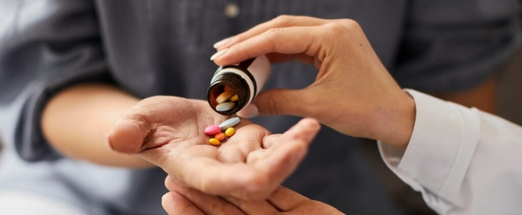Pfizer, la pillola anti-Covid riduce dell’89% il rischio di morte