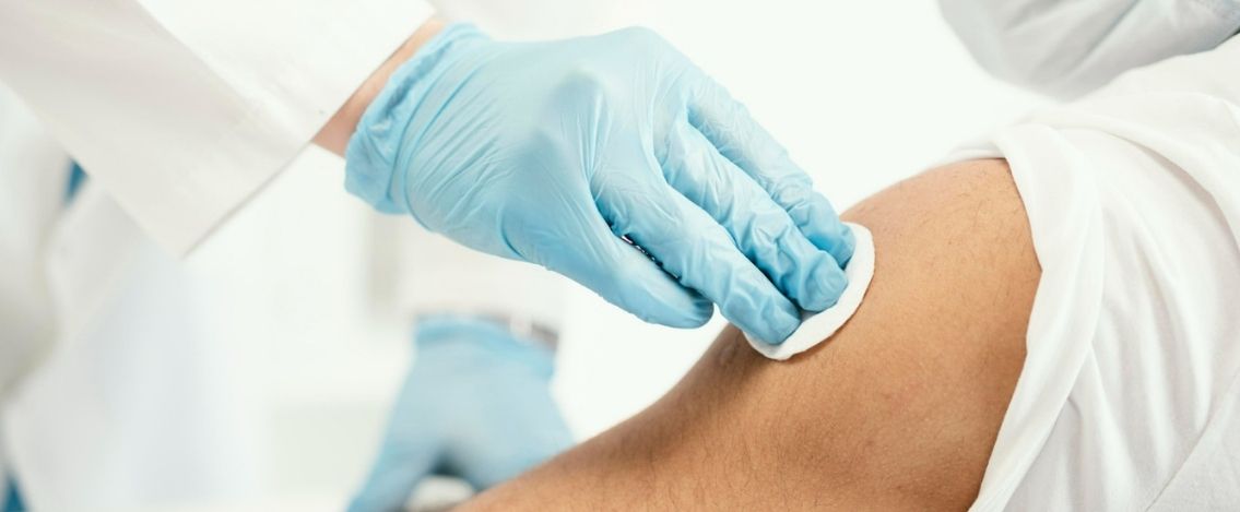 Biella, un uomo tenta di vaccinarsi con un braccio in silicone