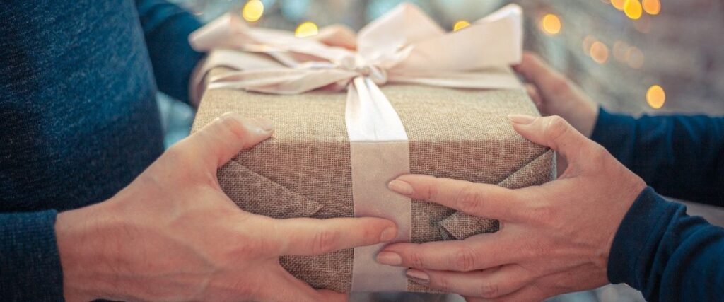 Natale solidale, molte le idee regalo per fare del bene