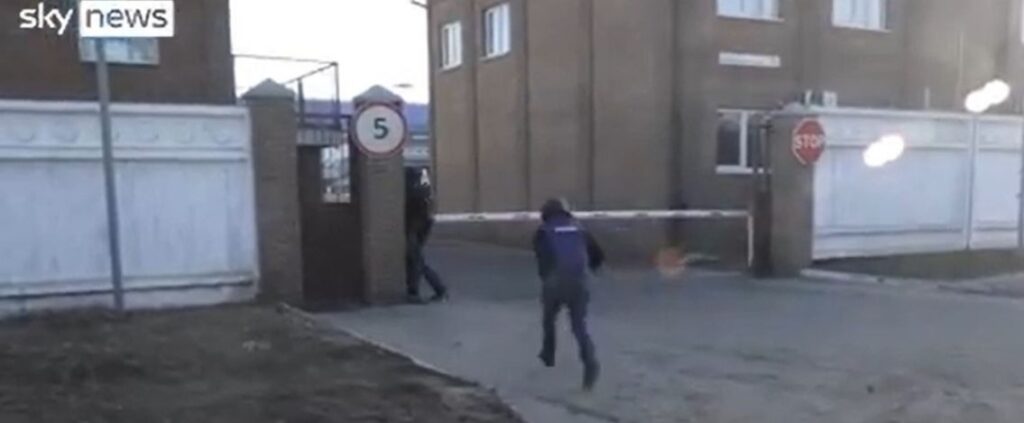 Ucraina, giornalisti Sky News colpiti dai proiettili a Kiev (Video)