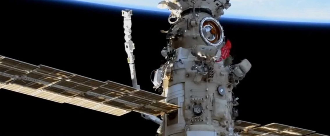 Astronauti russi espongono lo stendardo della Vittoria nello Spazio