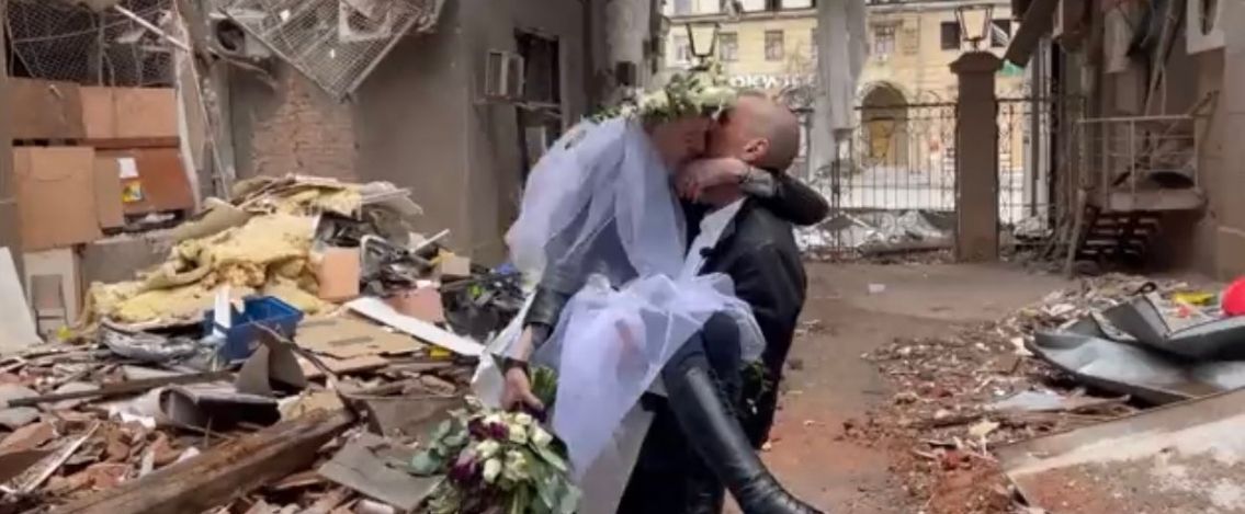 Ucraina, matrimonio tra le macerie, simbolo di speranza