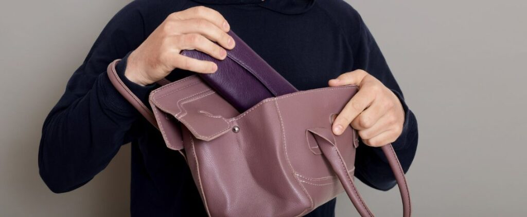 Milano, nata la pagina social che denuncia i borseggi in città