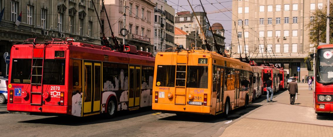 Milano, 30enne aggredito in un parcheggio dei bus è grave