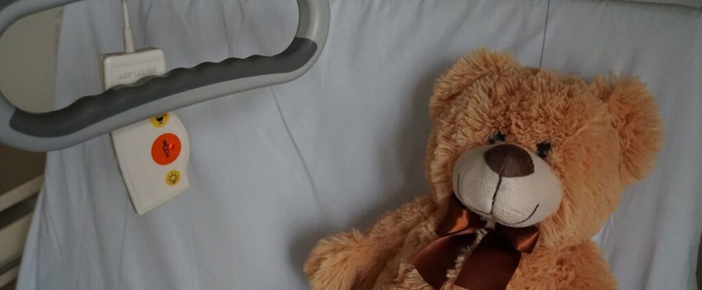 Milano, bimba con malformazione alla mano, operata alla nascita