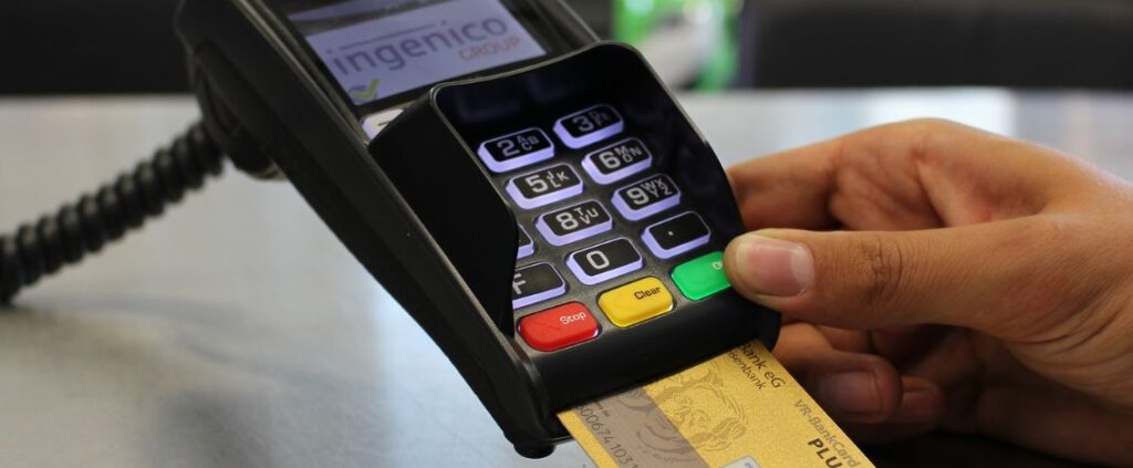 Obbligo Pos, scattano i rincari e scoppia la polemica