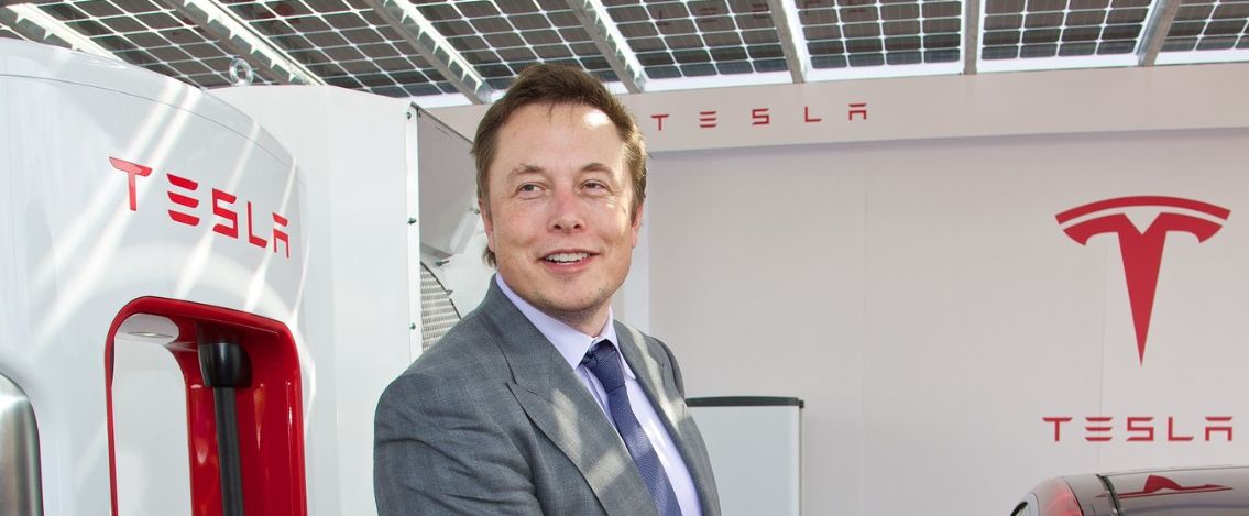 Elon Musk entra nella sede di Twitter con un lavandino in mano (Video)