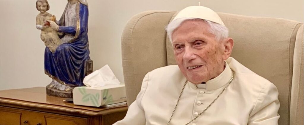 Peggiorano le condizioni del Papa emerito, ecco come sta Benedetto XVI