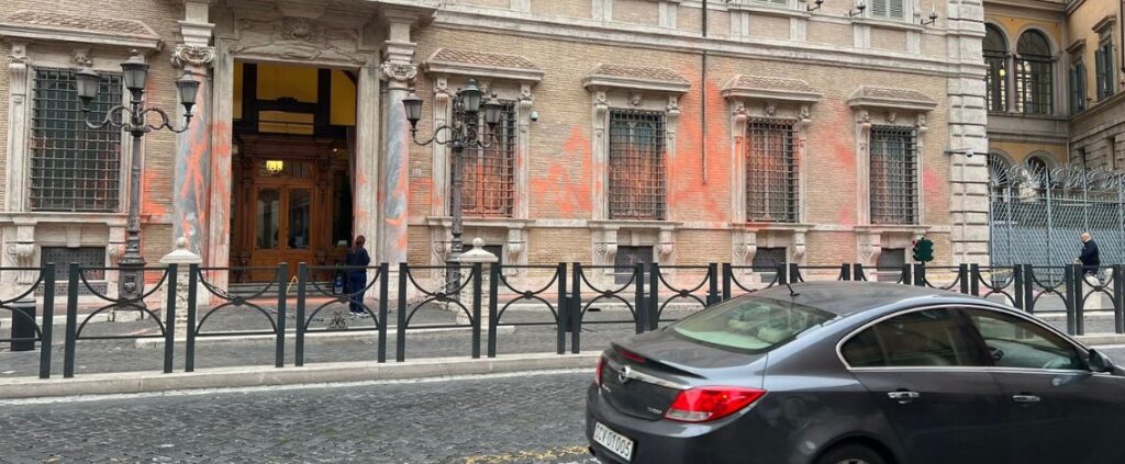 Facciata del Senato deturpata dagli attivisti, l'accaduto