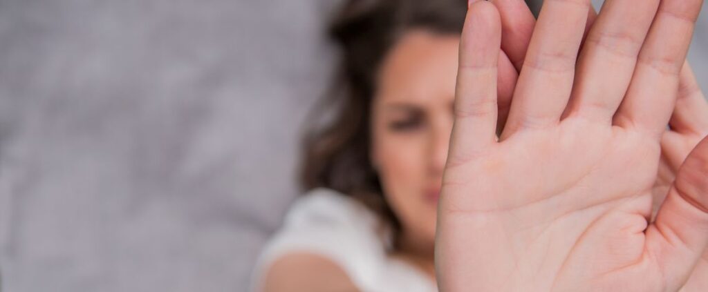 Giovane donna segregata in casa per anni. Arrestati i genitori e le sorelle
