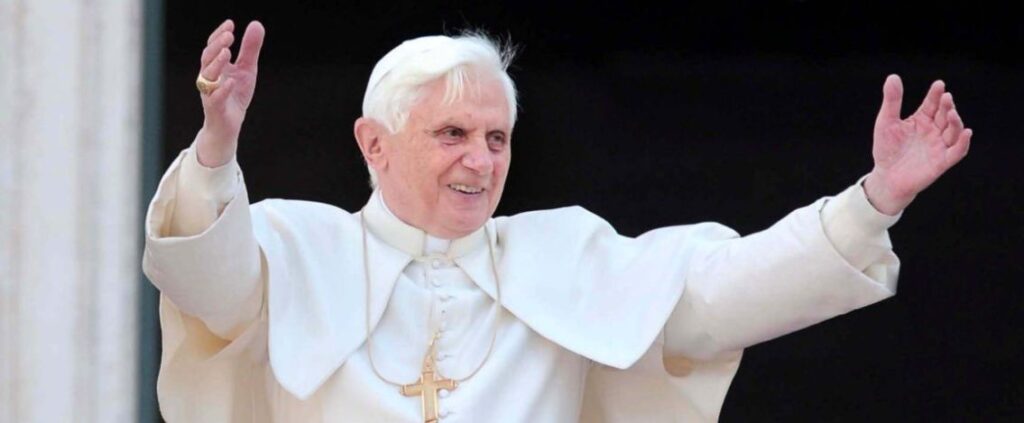 La salma di Benedetto XVI esposta in San Pietro. Mattarella e Meloni i primi ad arrivare