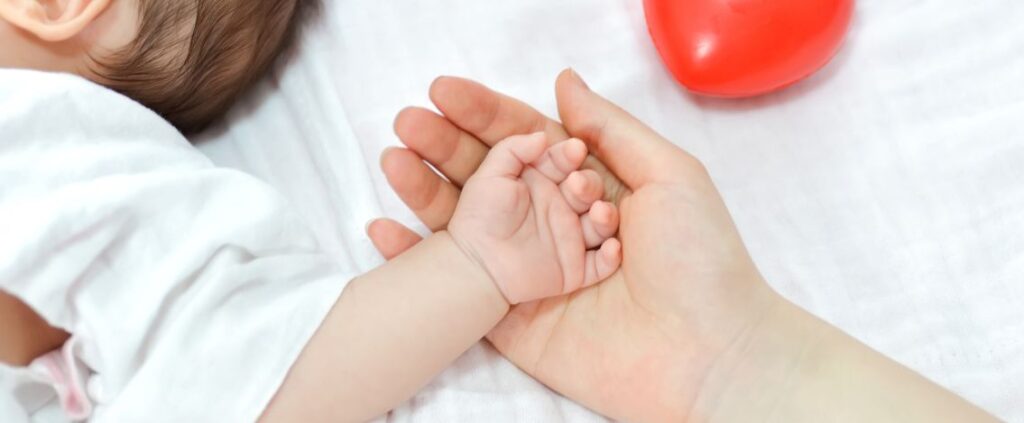 Neonato morto tra le braccia della madre addormentata. Il drammatico racconto del padre