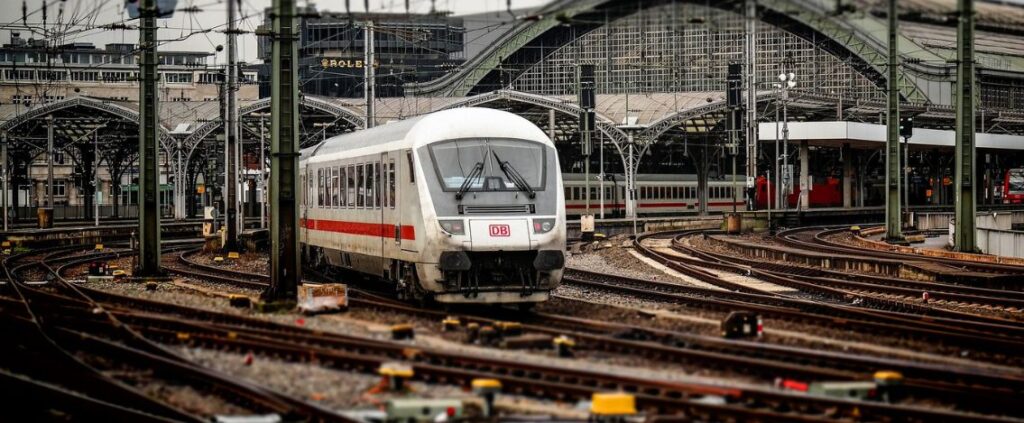 Padova, giovane di 26 anni si getta sotto il treno. Lascia una lettera