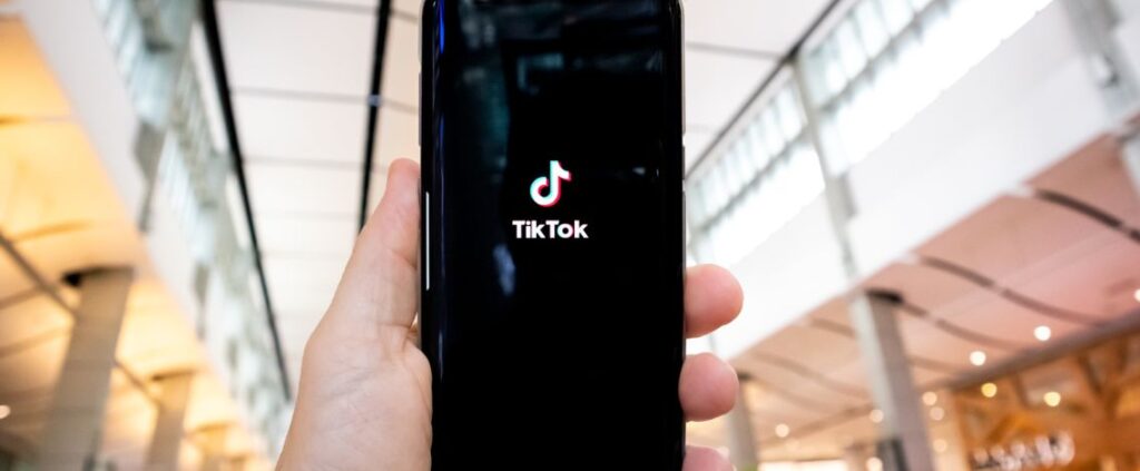 L'Unione Europea mette al bando TikTok, preoccupazione per la sicurezza