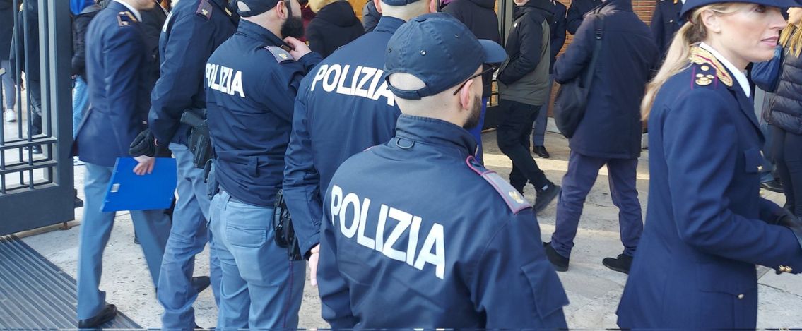 Napoli, tragedia in un commissariato di Polizia. Morto un 29enne