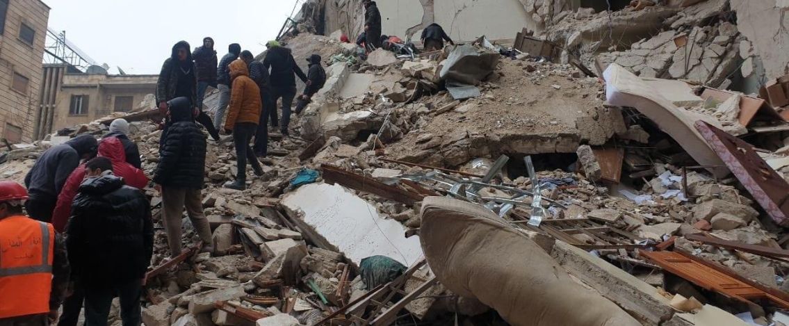 Terremoto in Turchia, oltre 800 i morti, ma il bilancio è destinato a salire
