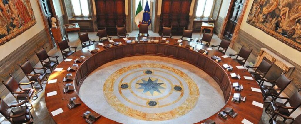 Cdm a Cutro sui flussi migratori, fino a 30 anni di carcere per gli scafisti
