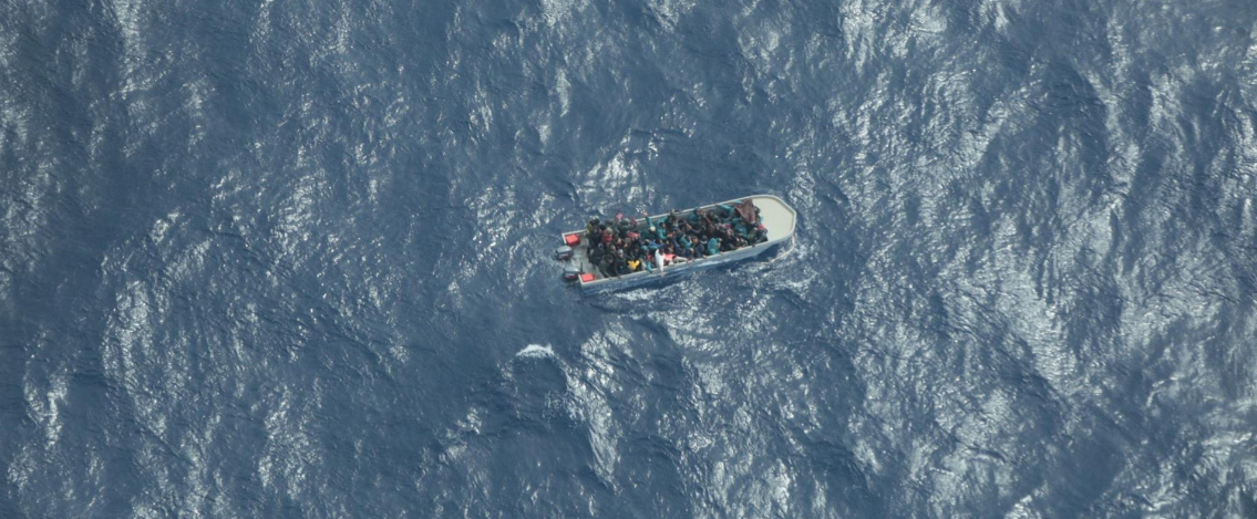 Libia, 47 migranti nel panico su una imbarcazione di fronte la costa
