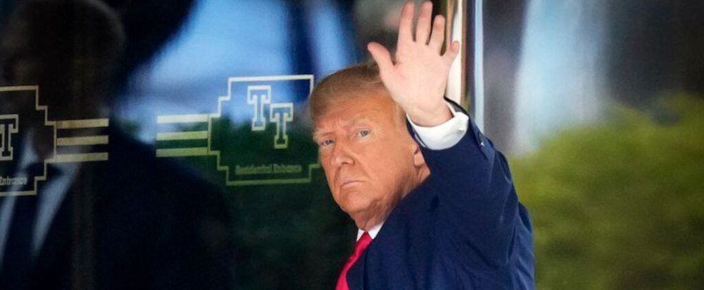 Trump in tribunale, contro di lui 30 capi d'accusa
