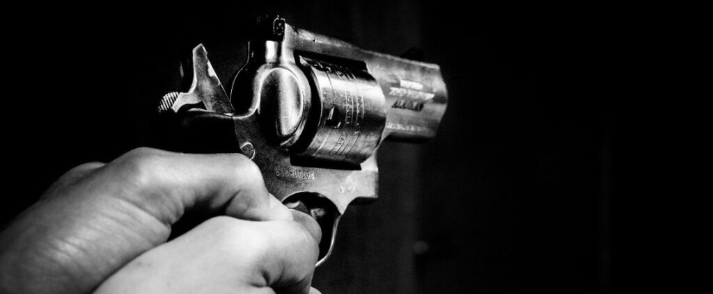 Studente minaccia compagni con una pistola e ferisce l'insegnante
