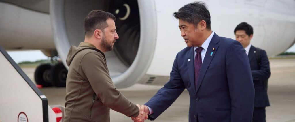 Zelensky arriva a Hiroshima, caloroso abbraccio con Giorgia Meloni e Sunak