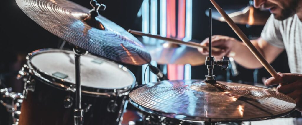 15enne abusata dal batterista del coro parrocchiale, i fatti e l'accusa