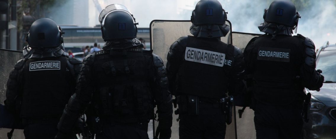 Notte di paura a Parigi, poliziotto uccide un 17enne e scoppia la guerriglia