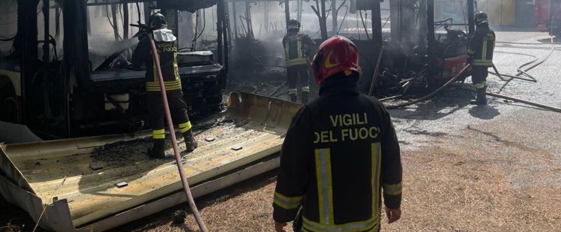 Genova, tragedia sfiorata per un pullman in fiamme. 37 finiscono in ospedale