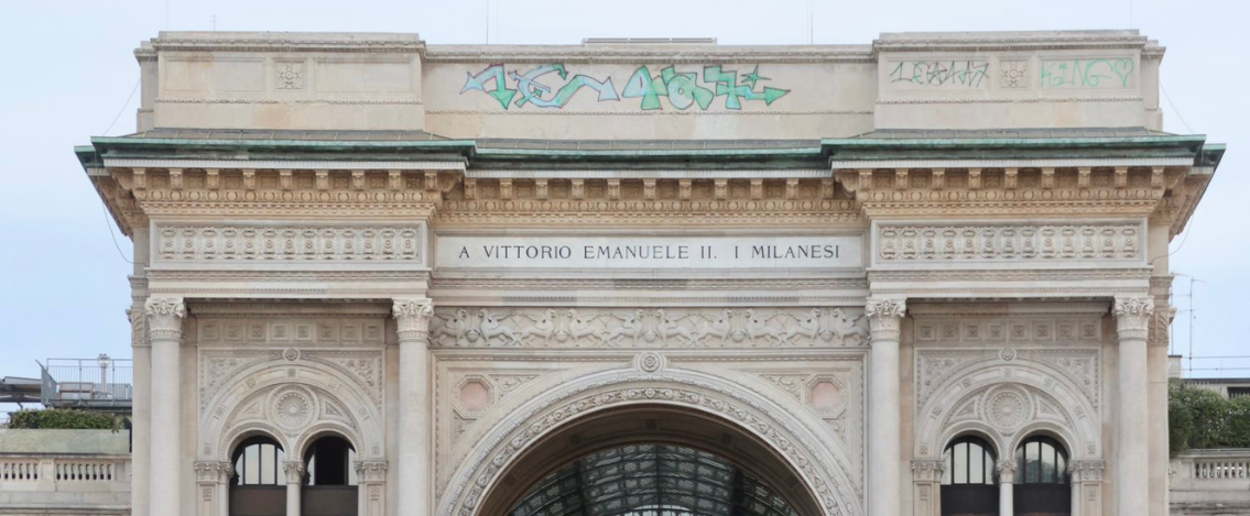 Milano, vandali deturpano la Galleria Vittorio Emanuele II