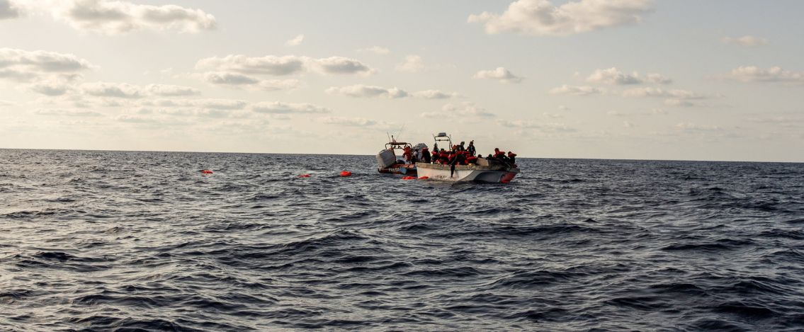 Lampedusa al collasso, i cittadini dell'isola aprono le porte di casa ai migranti