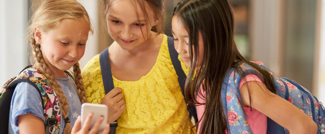 Uso dei cellulari a scuola, stretta del governo inglese: “favoriscono il bullismo”
