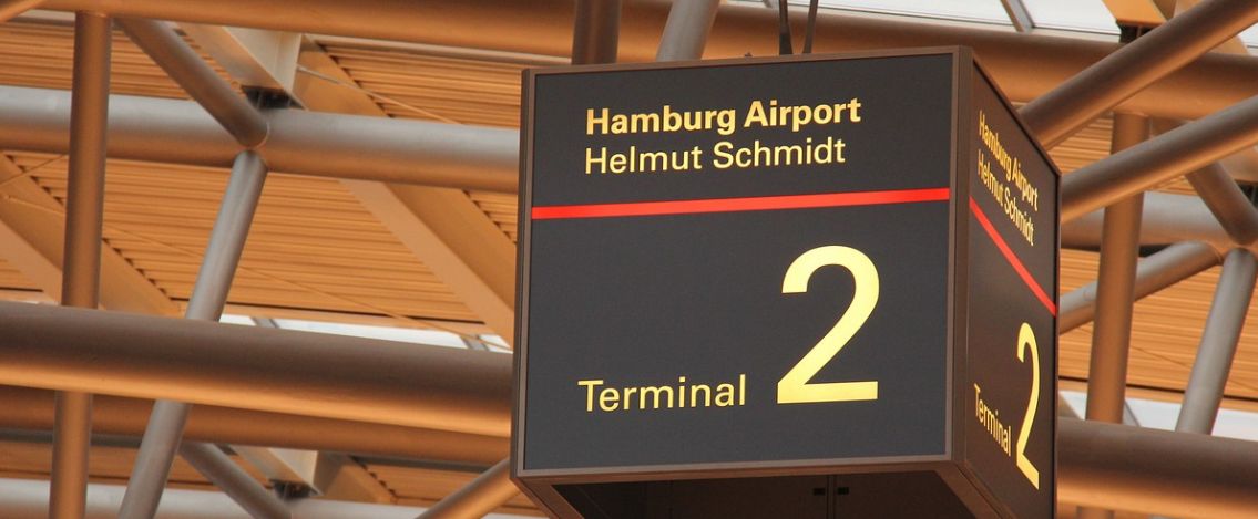 Amburgo, uomo armato rapisce il figlio e fa irruzione in aeroporto con la propria auto. In corso le trattative con la polizia