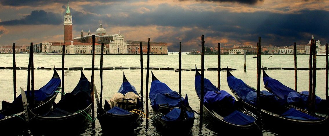 Paura a Venezia per il capovolgimento di una gondola con turisti a bordo