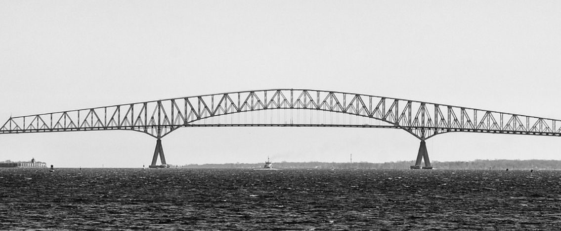 Baltimora, nave cargo contro un pilone, crolla un ponte 20 dispersi (Video)