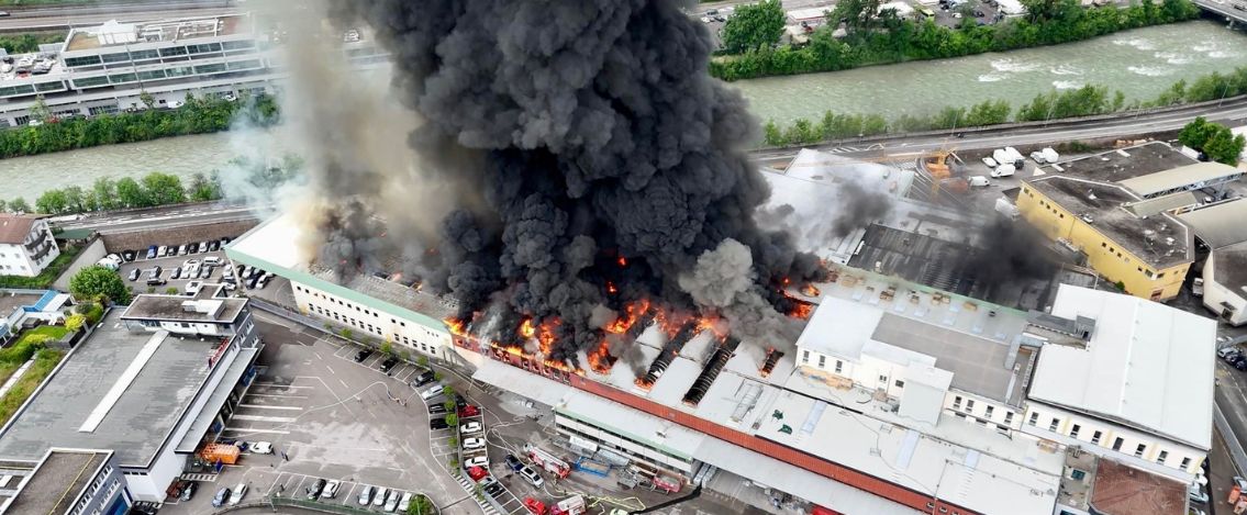 Bolzano, grosso incendio all’Alpitronic. Evacuata una scuola nelle vicinanze