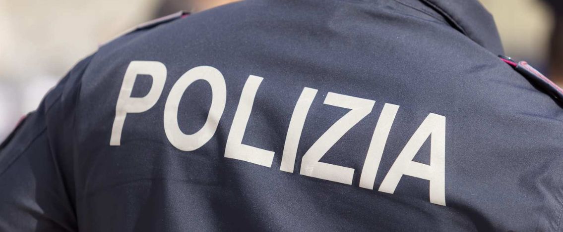 Milano, aggredisce poliziotti: per fermarlo sparati colpi di pistola