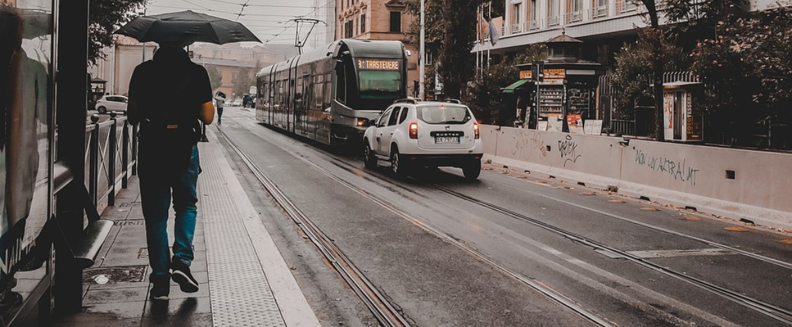 Milano, due ventenni picchiate alla fermata del tram