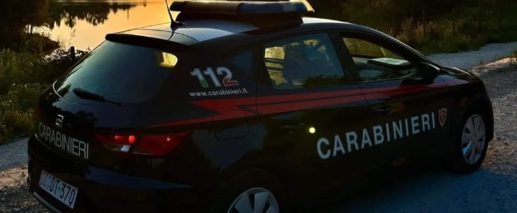 27enne in fin di vita: accoltellato al collo e al petto. Caccia all'aggressore