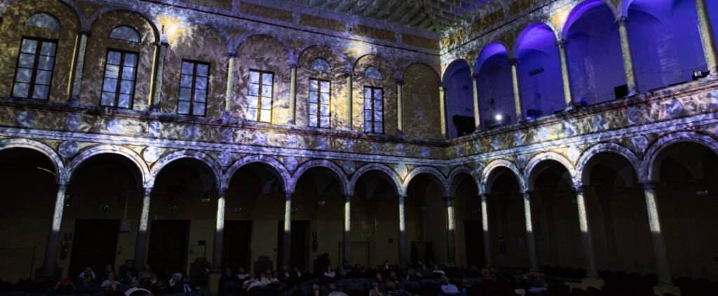 Enlightenment, uno spettacolo di luci: la mostra immersiva a Milano
