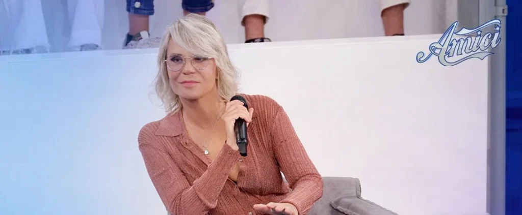 'Amici', un cantante svela: “Sono fidanzato con un uomo trans e vivo una relazione aperta”