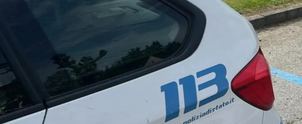 Crotone, c'è il video del pestaggio al poliziotto: calci e pugni mentre è a terra